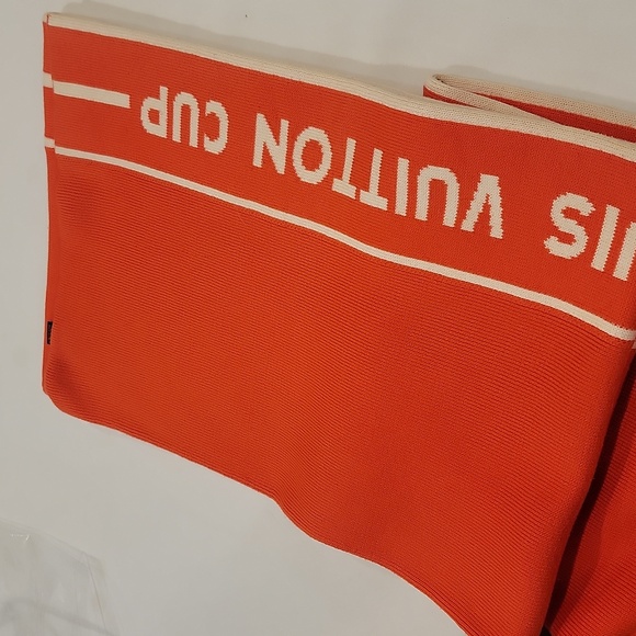 Authentic Louis Vuitton reversible scarf - Picture 8 of 11